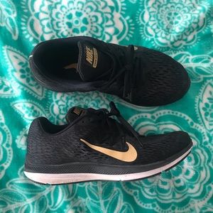 Nike Winflo 5 Black and Gold Tennis Shoes